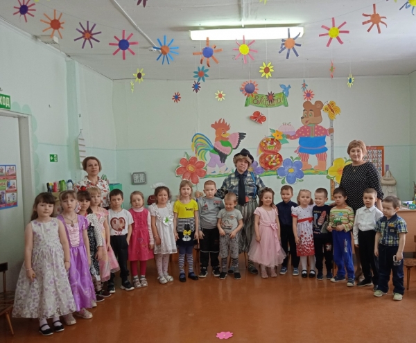Утренник в старшей разновозрастной группе "Карлсон в гостях у ребят"