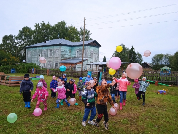 Развлечение  на прогулке "Мы голосуем за мир"